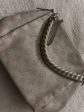 Louis Vuitton LV Mahina Beaubourg Hobo MM – Galet (Taupe/Beige)